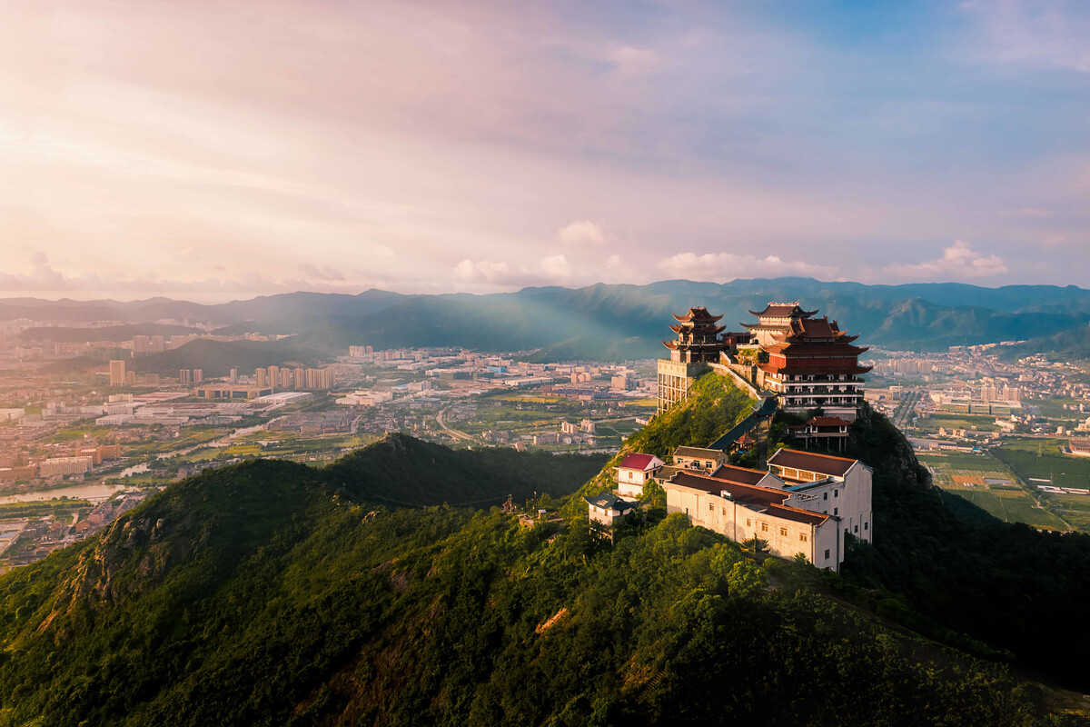 浙江臺州溫嶺市的樓旗尖,是當地地標性建筑,被稱為小布達拉宮.當天爬